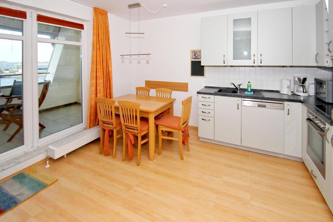 Hafennahe Ferienwohnung Mit Balkon Und Meerblick - Hafenhaeuser Wiek Wohnung 13 Wiek auf Rügen Exteriör bild